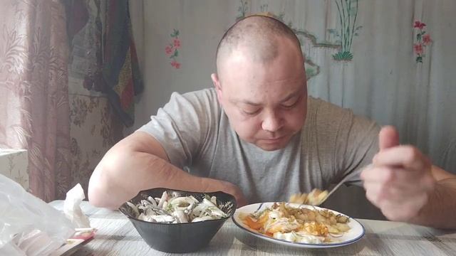 Мукбанк: 🥔 Жареная, яичница,килька солёная смотреть онлайн