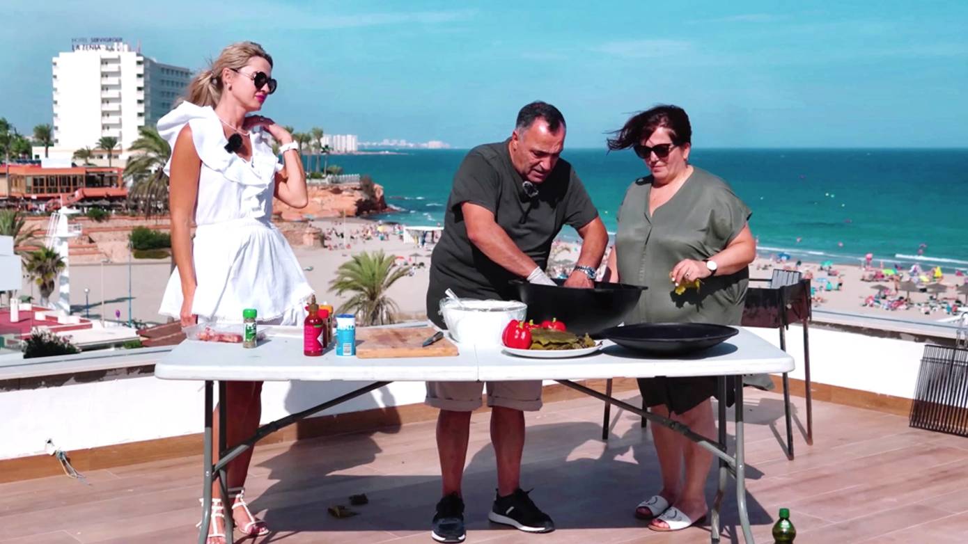 Жорж с прекрасными женщинами приготовили три блюда на крыше дома с видом на море в Испании смотреть онлайн
