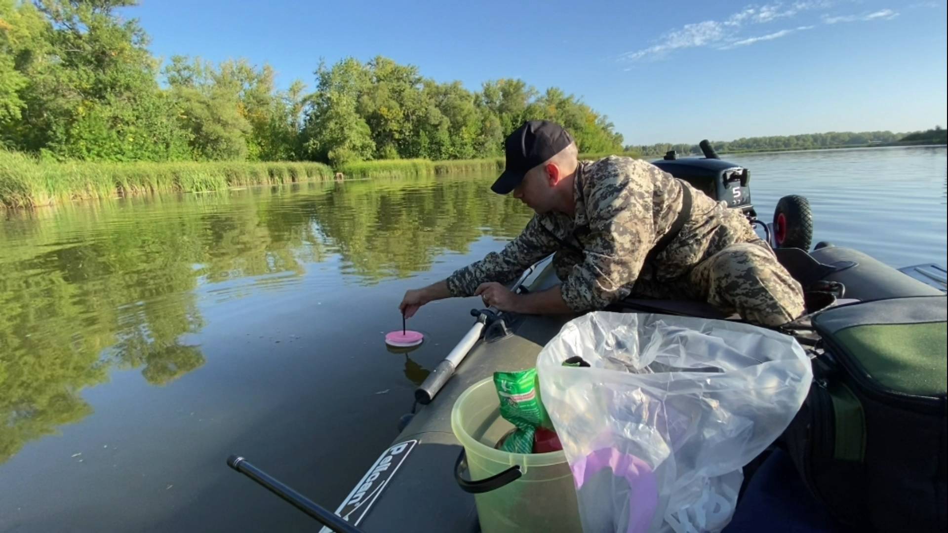Щука топит кружки, пока я ловлю плотву