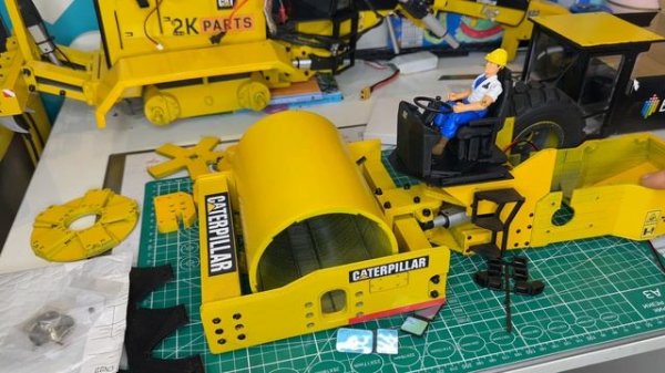 Модель на радиоуправлении 
Дорожный каток cat cs74 напечатанный на 3d принтере