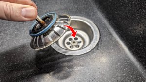 Сантехник поделился секретом! Как легко и быстро устранить засор в раковине