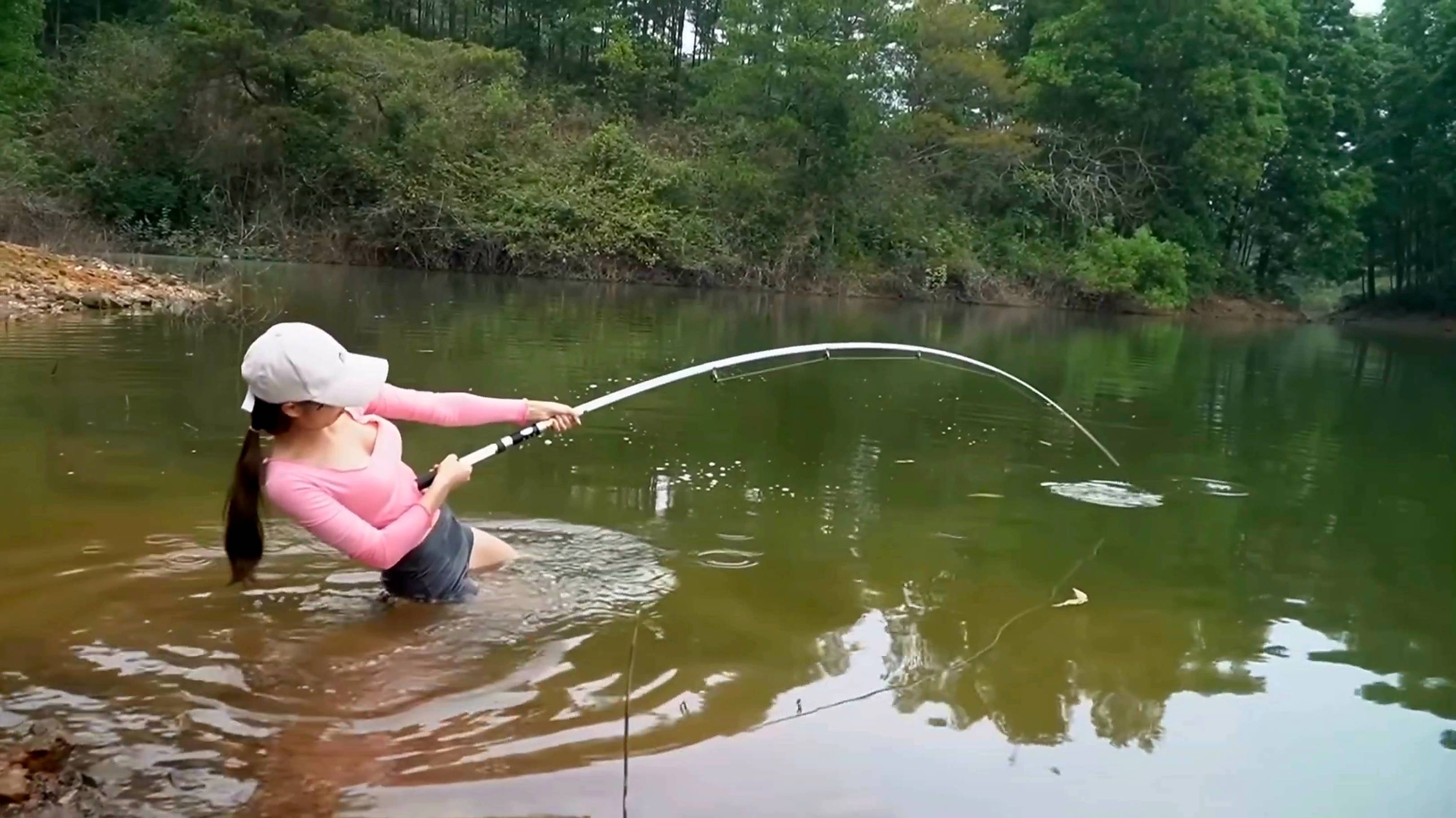 Хрупкая Девушка Поймала Рыбу Больше Своего Веса смотреть онлайн