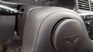 Як вийняти кнопку звукового сигналу з керма на Daewoo Lanos.