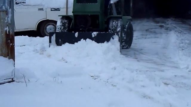 самодельный минитрактор 4х4 чистит снег