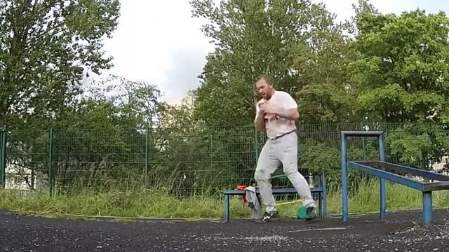 уличная тренировка с резиной для фитнеса смотреть онлайн
