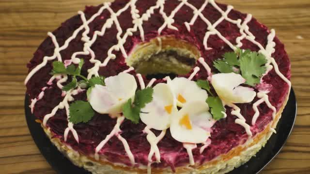 Селёдка под шубой. Простой рецепт салата. смотреть онлайн