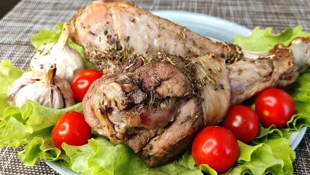 Голень индейки запечённая в рукаве. Простой и быстрый вариант приготовления индейки. смотреть онлайн