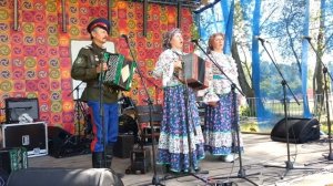 Колокольный звон над землёй плывёт.