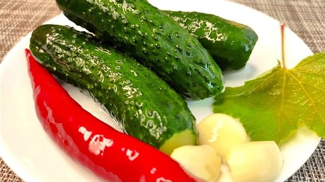 Огурцы малосольные. Очень вкусные и хрустящие. смотреть онлайн