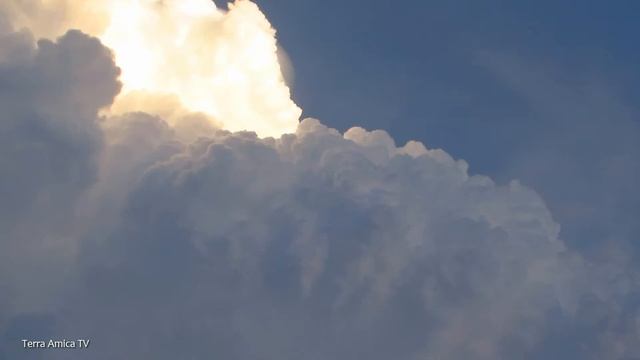 Timelapse: Sunset Cumulus Clouds Building Up | Terra Amica TV [Full HD] смотреть онлайн