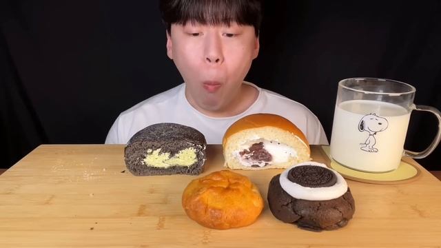 SUB) [NO ASMR] 편의점 크림빵, 르뱅쿠키 먹방🍪 두툼한 르뱅쿠키에 크림빵 크림 찍먹🥯 크림 가득 들어있는 편의점 신상 푸하하 크림빵, 연세우유빵 смотреть онлайн
