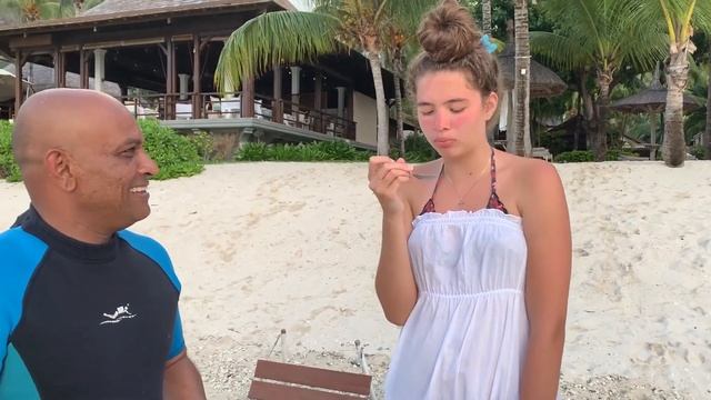 Elizabeth queen кушает морских ежей в отеле Lux le Morne Mauritius смотреть онлайн