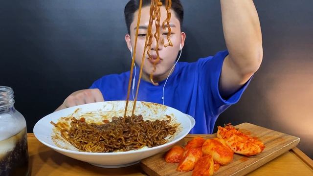 내가 짜파게티 최고의 조합을 찾았다!! ASMR먹방ㅣASMR MUCKBANGㅣjjapagetti Black Bean NoodlesㅣREAL SOUND EATING SHOWㅣ смотреть онлайн