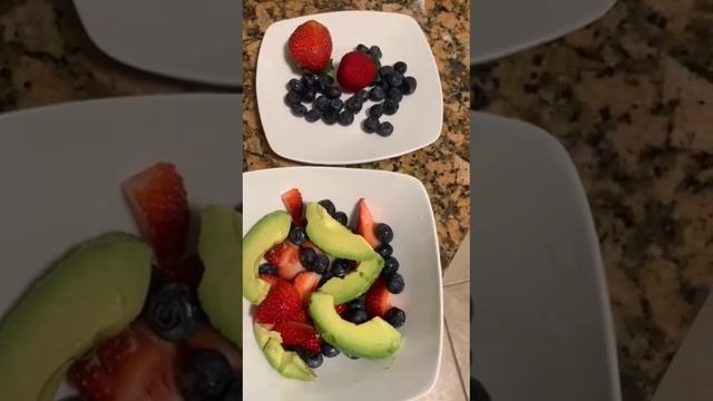 HEALTHY, HEALTHY! Avocado, strawberries and blueberries смотреть онлайн