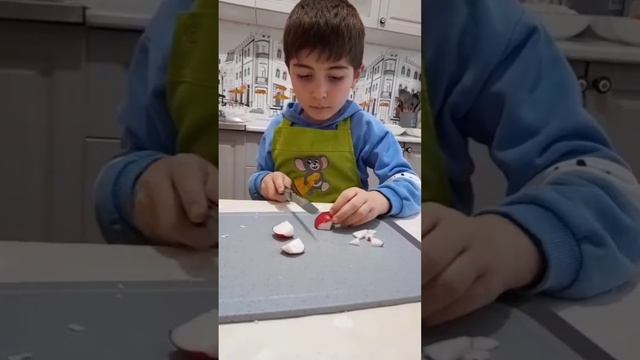 Готовлю свежий салат с редисом и капустой и ароматный плов смотреть онлайн