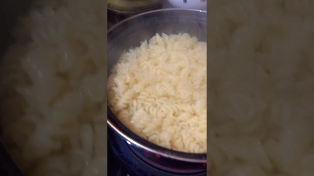 Готовлю мясное рагу с белой фасолью и отвариваю макароны | АСМР | #короткоевидео смотреть онлайн