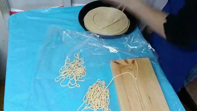 Лагмон таййорлеймиз (чозма лагмон хамири) Lagmon Tayyorlash Jarayoni