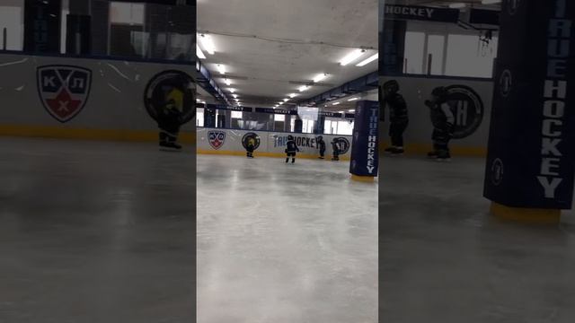 3 year-old kids learning how to play hockey/Хоккей с 3 х лет 🏒🇰🇿 смотреть онлайн