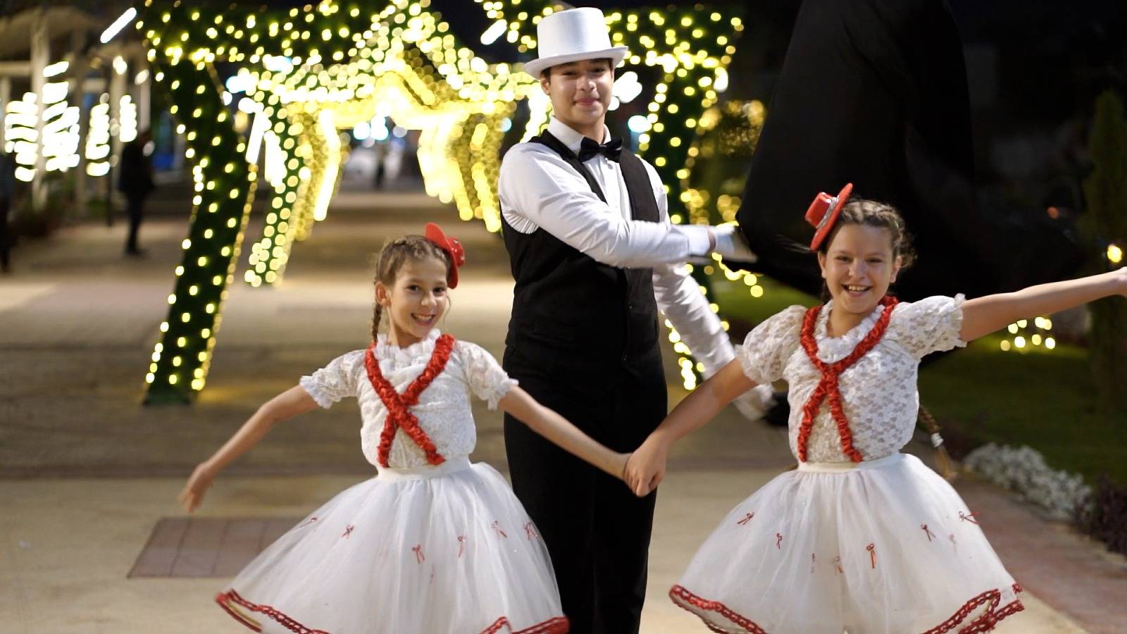 Песня "33 КОРОВЫ" Омар Юссеф Анна и София Курушины смотреть онлайн