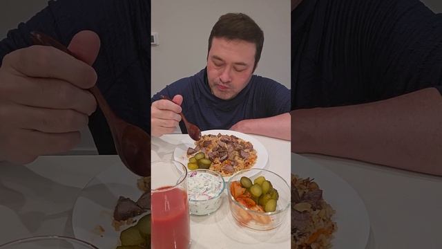Мукбанг: вкусный плов, кимчи, салат с редисом и маринованные огурчики смотреть онлайн