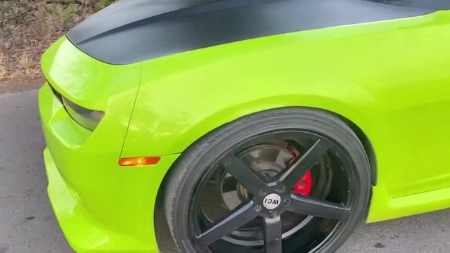 Le puse al Camaro ￼unos rines 22 progresivos con esparciadores y así quedó 😍 increíble смотреть онлайн