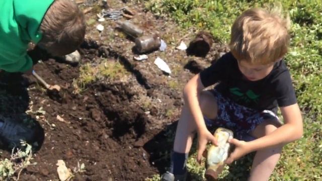 Mudlarking the bank of a Bottle Dump, Family Vlog, Episode 2 смотреть онлайн