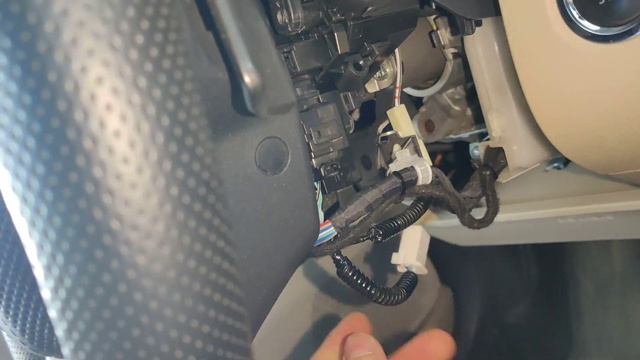 Подключение переходника управления фарами на Toyota Camry v70