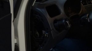 VW polo sedan / снятие левого воздуховода, переключателя света и боковой заглушки панели