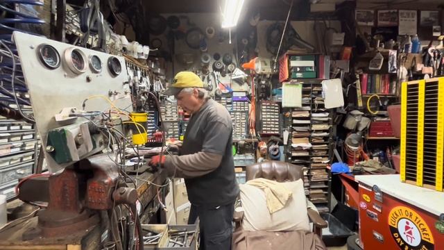 Setting up the break in stand with some antics смотреть онлайн