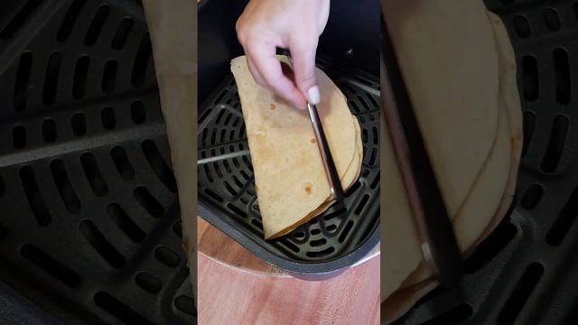 Air fryer ham and cheese quesadilla 🧀🌮 Cosori dual blaze #easyrecipe #airfryerrecipes #airfryer смотреть онлайн