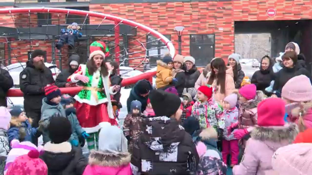В Реутове во дворе ЖК «Самоцветы мира» провели новогоднее представление для детей 27.12.2024 смотреть онлайн