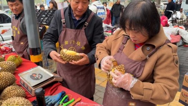중국 시안 성벽 아래의 활기찬 아침 시장: 풍성한 즐거움과 생동감 넘치는 분위기!