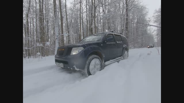 Nissan Pathfinder и Mitsubisi L200 в снежном лесу