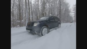 Nissan pathfinder и mitsubisi L200 в снежном лесу