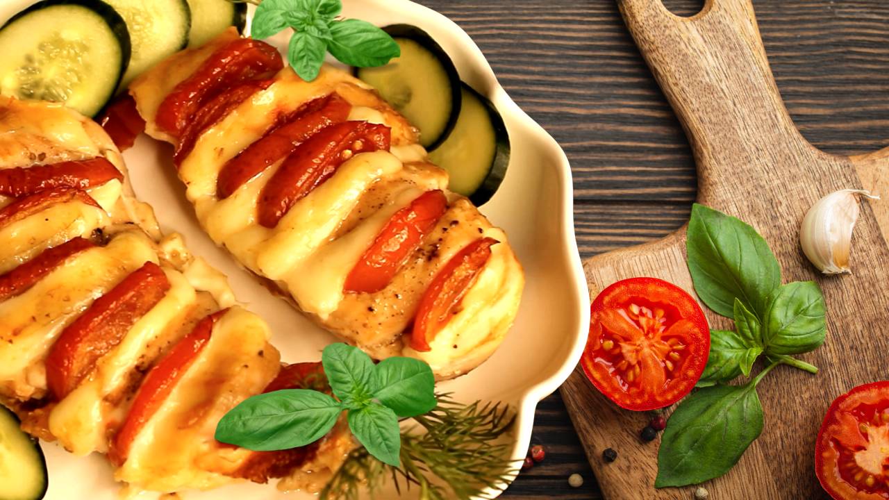 🎄 Сочная и ароматная куриная грудка Капрезе - Горячие Блюда на НОВОГОДНИЙ СТОЛ смотреть онлайн