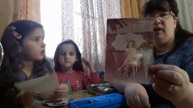 Рассматриваем с девчонками наши фотографии. смотреть онлайн