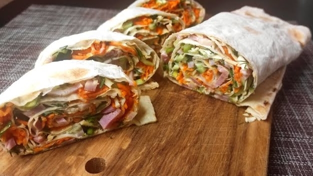 Рулет из лаваша с очень вкусной начинкой. Отличная закуска. смотреть онлайн