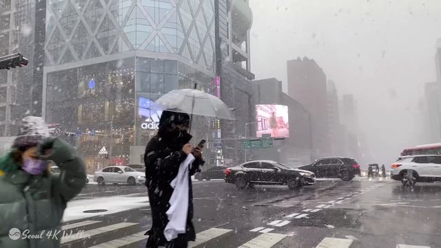 Прогулка по району Гангнам в Сеуле, Корея во время снегопада