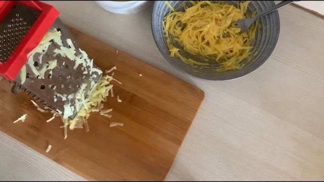 Grated potato casserole with cheese and garlic смотреть онлайн