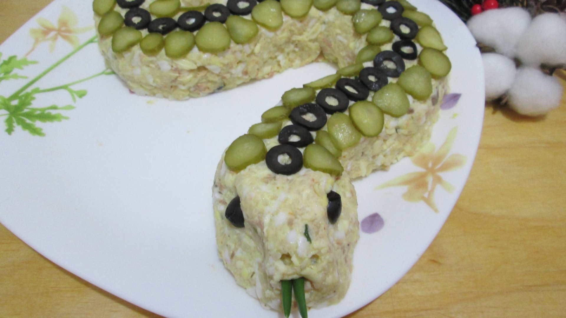 Шикарный новогодний салат "Год Змеи" смотреть онлайн