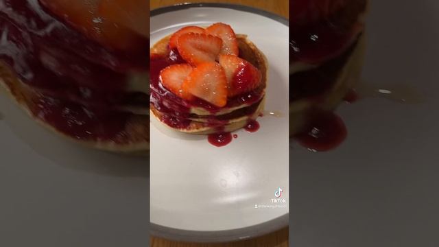 Protein Pancakes! BREAKFAST! Made with oat flour & cottage cheese! 🤤 смотреть онлайн