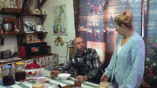 ВЗЯЛА СЕБЕ ПОМОЩНИЦУ СОВСЕМ ОБЛЕНИЛАСЬ🤔 смотреть онлайн