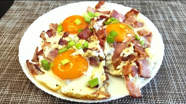 Яичница с беконом.Очень вкусный и быстрый завтрак понравится всей семье. смотреть онлайн