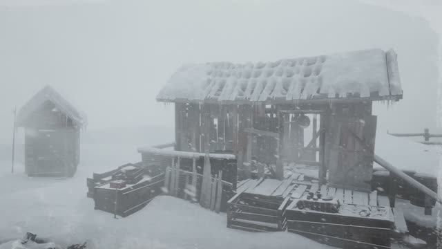 СНЕЖНАЯ ВЬЮГА, звуки расслабляющего ветра 5 часов. СИЛЬНЫЙ ВЕТЕР, приносящий снег (отдых, сон смотреть онлайн