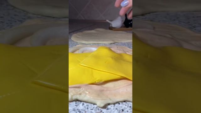 Пицца МНОГО СЫРА🫣 а какая ваша любимая пицца? 🍕 смотреть онлайн