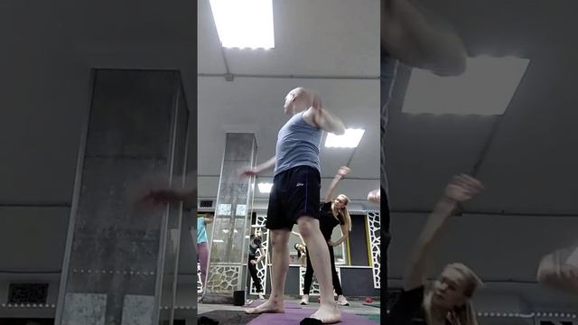 Разминка — это комплекс упражнений для подготовки тела к физической нагрузке. Фитнес. Растяжка. смотреть онлайн