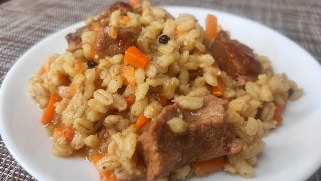 Перловая каша с говядиной в казане (плов из перловки). смотреть онлайн