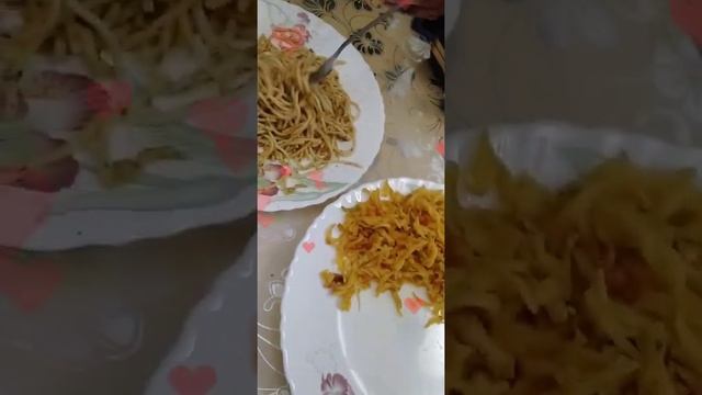 yummy in my tummy 😋🥰Green chili Chow mein with Green sauce 🍜🍝 смотреть онлайн