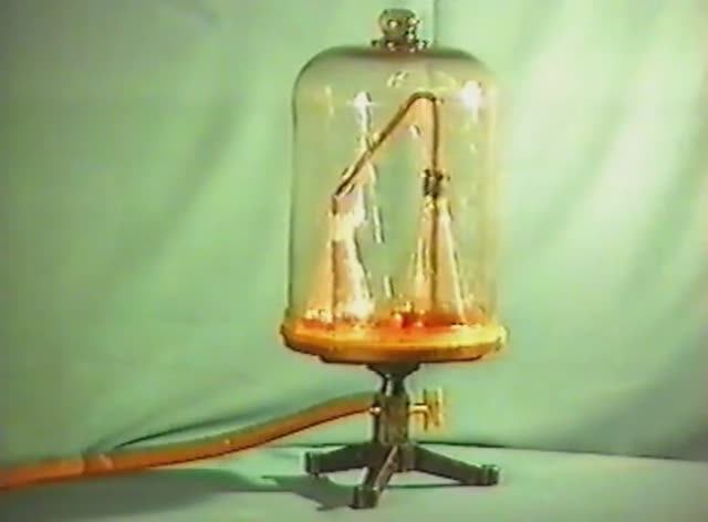 Физика. Опыты. Механика сплошных сред. Перекачка воды под куполом насоса смотреть онлайн