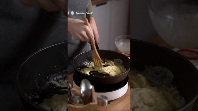 🍳 Хрустящие тосты с яйцом и сыром 😋 #рецепт в комментах 👇 #рецепты #тосты #омлет #скрэмбл #еда #сыр смотреть онлайн